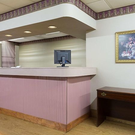 Super 8 Newnan Hotel Bagian luar foto