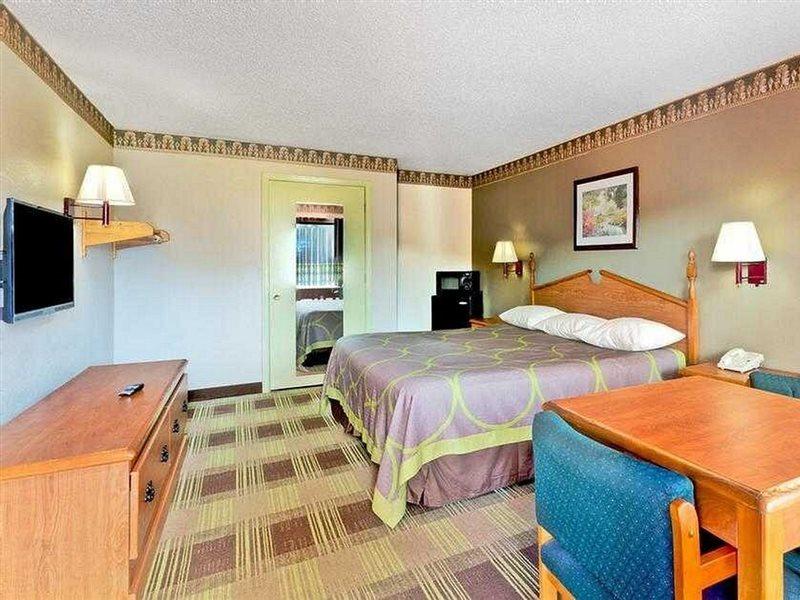 Super 8 Newnan Hotel Bagian luar foto