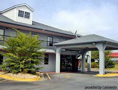 Super 8 Newnan Hotel Bagian luar foto