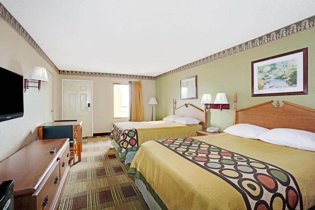 Super 8 Newnan Hotel Bagian luar foto