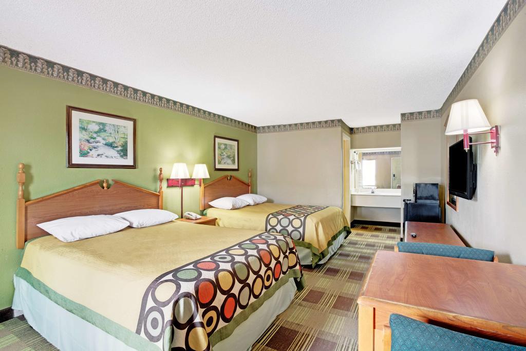 Super 8 Newnan Hotel Bagian luar foto