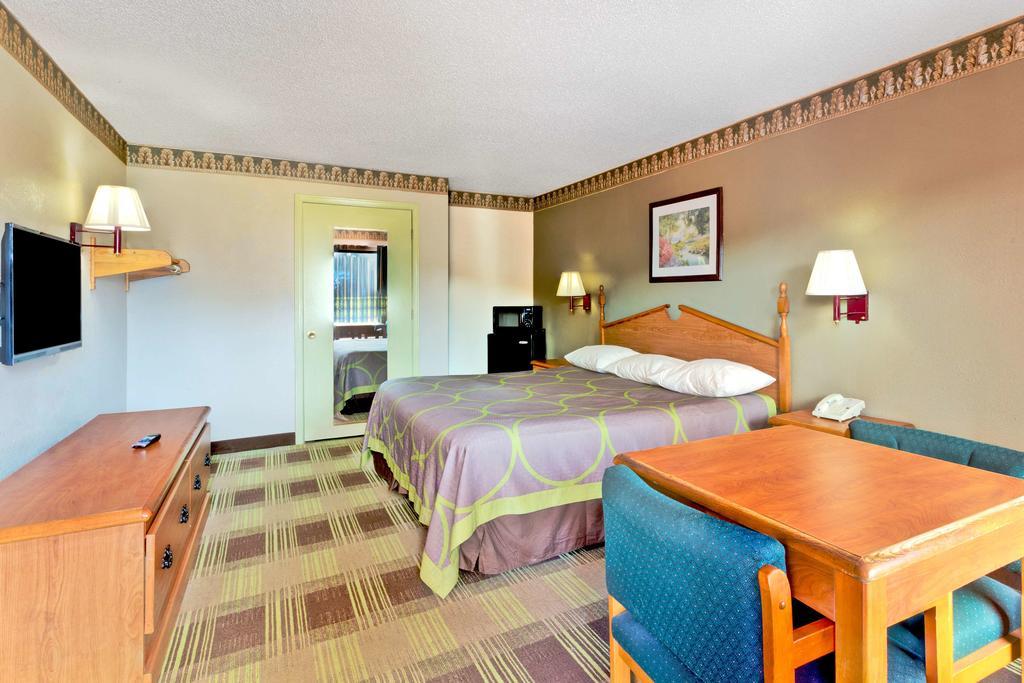 Super 8 Newnan Hotel Bagian luar foto