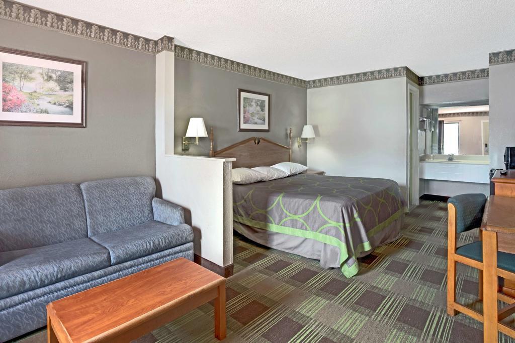 Super 8 Newnan Hotel Bagian luar foto