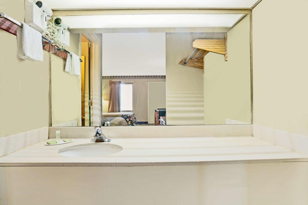 Super 8 Newnan Hotel Bagian luar foto